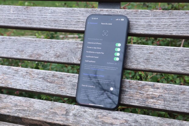 Proč iPhone kromě Face ID vyžaduje i bezpečnostní kód?