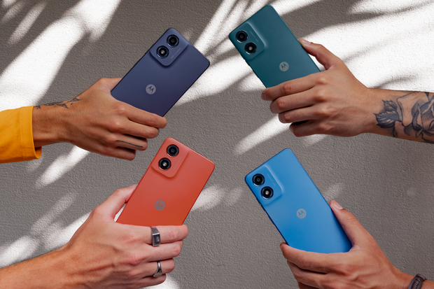 Pestrobarevná Motorola Moto G04 útočí proklatě nízkou cenou