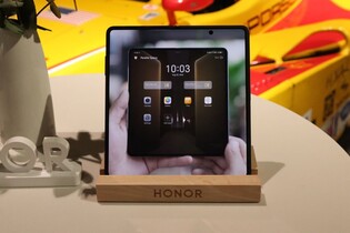 Dostalo se i na skládačku. Honor Magic V2 obdržel Android 14 a nadstavbu ve verzi 8.0