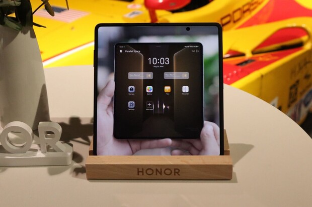 Dostalo se i na skládačku. Honor Magic V2 obdržel Android 14 a nadstavbu ve verzi 8.0
