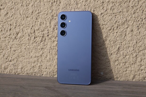Úspěch pro Samsung. Jeho TOP model se drží mezi nejprodávanějšími mobily