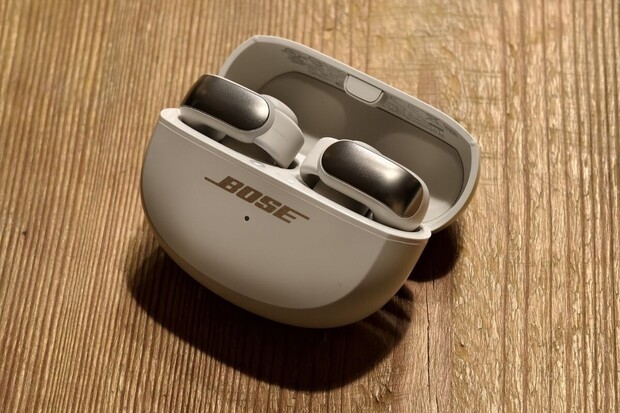 Vyzkoušeli jsme skvěle znějící „náušnice“ Bose Ultra Open Earbuds