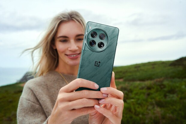 Nový OnePlus 12 se teď vyplatí. K předobjednávce dostanete slevu 2 500 Kč