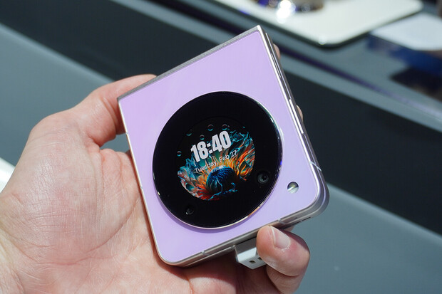 Véčka se těší nadále oblibě. V přípravě je Nubia Flip 2 s větším displejem