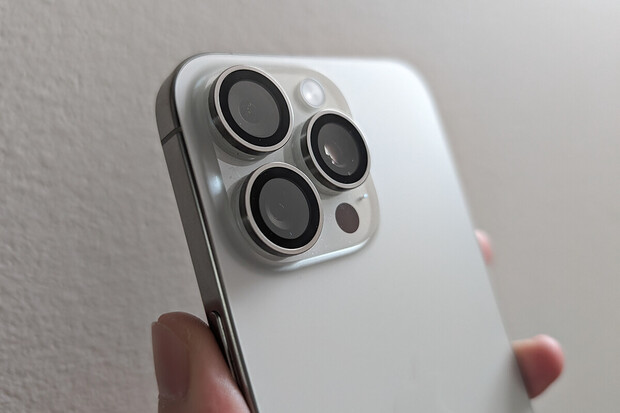 iPhony a MacBooky nejlevněji? Startuje dražba dvou tisíc zabavených zařízení Apple