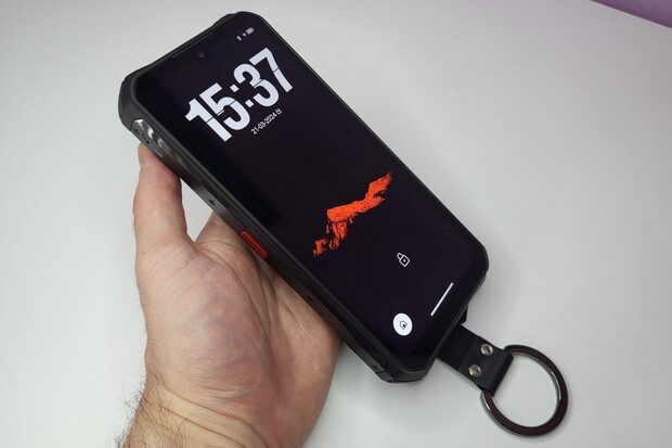 Videopohled na Oukitel WP33 Pro. Jak vypadá půlkilový mobil v ruce?