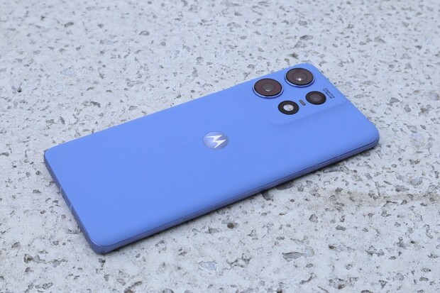 Navoněná Motorola Edge 50 Pro kombinuje parádní design se špičkovou výbavou