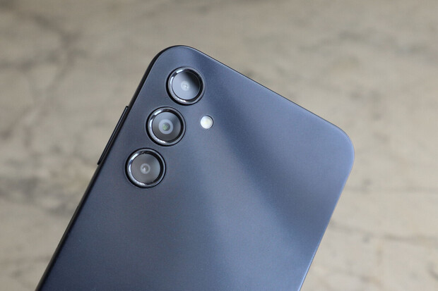 Samsung zlevnil svůj nejlevnější smartphone, vyjde na pouhých 2 690 Kč