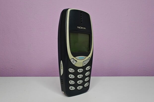 Češi stále používají Nokie 3310 či Siemensy C35i. Který mobil ale zcela dominuje?