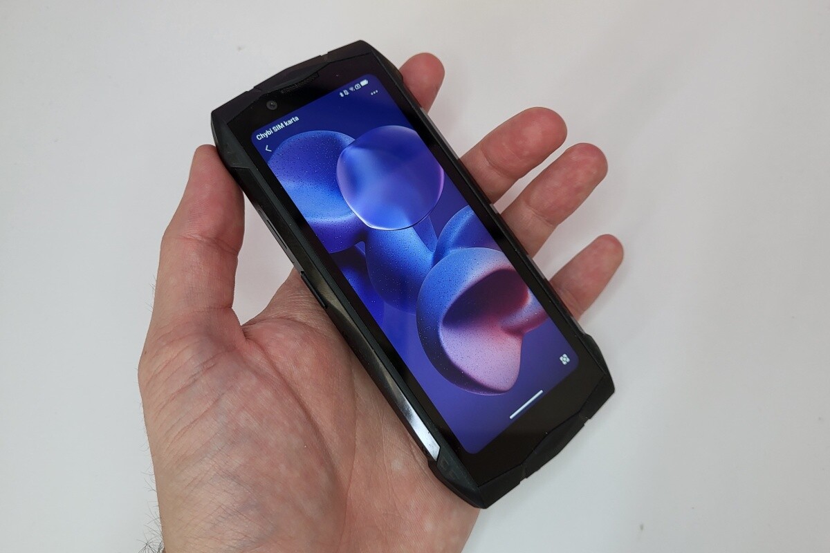 市場で最小のスマートフォンの 1 つ。  Doogee Smini をテストします