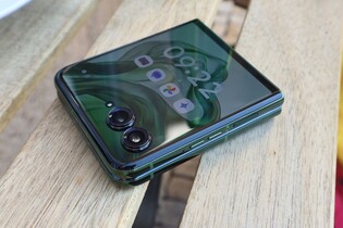 Motorola Razr 50 Ultra oslní displejem bez rýhy a plnotučnou voděodolností