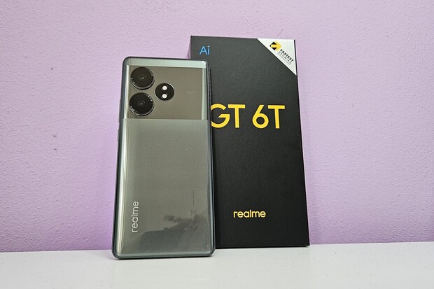 Šok při rozbalování nového Realme GT 6T. Na co výrobce zapomněl?