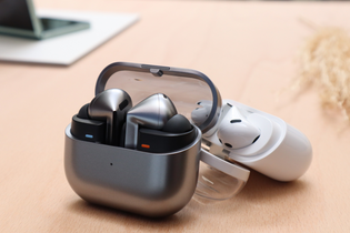 Samsung chystá nová sluchátka. Jak budou vypadat modely Galaxy Buds4 (Pro)?