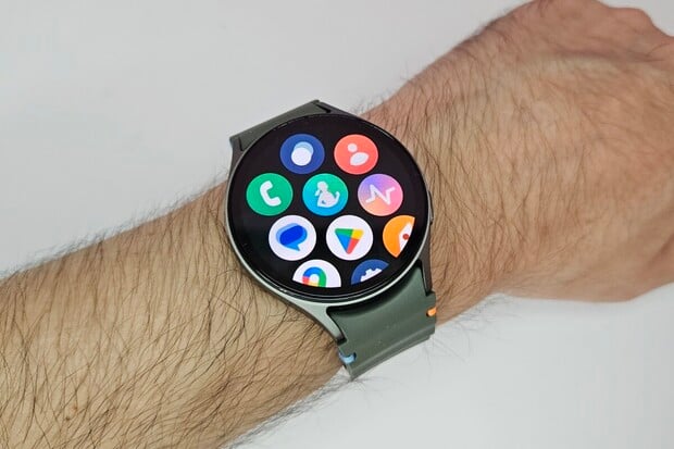 Rozbalujeme chytré hodinky Galaxy Watch7. Lze je nabíjet bezdrátově?