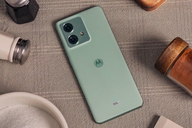 Motorola Edge 40 Neo v rekordní slevě, vyjde na pouhých 6 989 Kč
