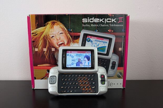 Sidekick 2 dokázal, že negativní reklama neexistuje. I po 20 letech budí silné emoce