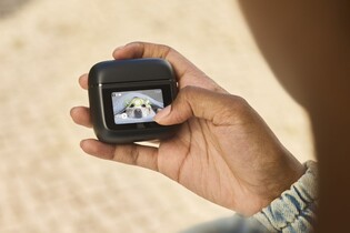 JBL uvedlo bezdrátová sluchátka s 1,57" displejem. Co všechno umí?