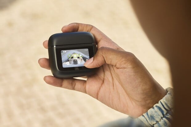 JBL uvedlo bezdrátová sluchátka s 1,57" displejem. Co všechno umí?