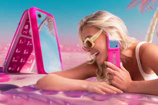 Růžový mobil a dokonce i baterie, přivítejte Barbie Phone