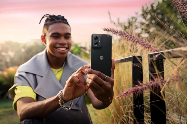 Velká baterie, eSIM i vychytávka Smart Connect? Přivítejte novou Motorolu Moto G55