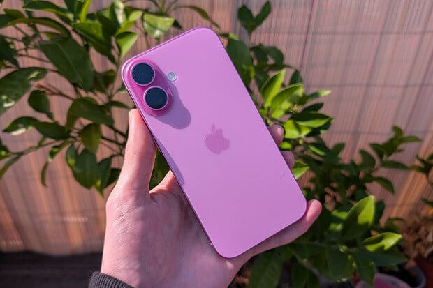 Apple dál skvěle vydělává. Táhnou to iPhony a také služby