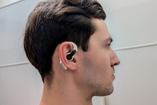 Nothing uvádí modrou variantu sluchátek Ear (open) inspirovanou sportem i retrem