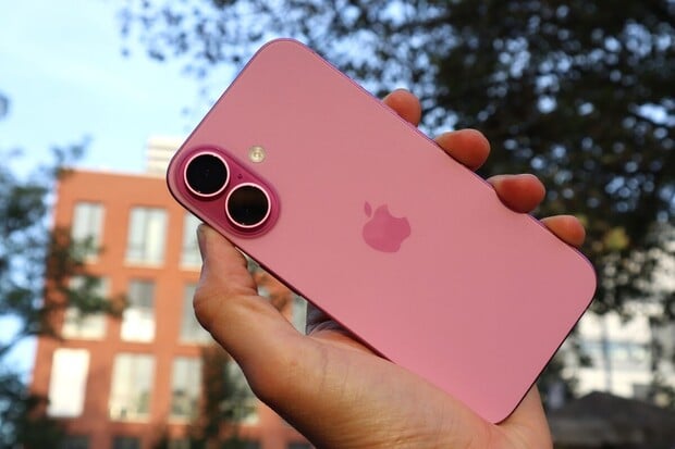 Růžová není jen pro Barbie, testujeme iPhone 16 a tady jsou naše videodojmy