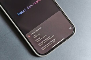 Proč ztrácí v mobilech integrovaná AI na významu? Může za to „jiná“ AI