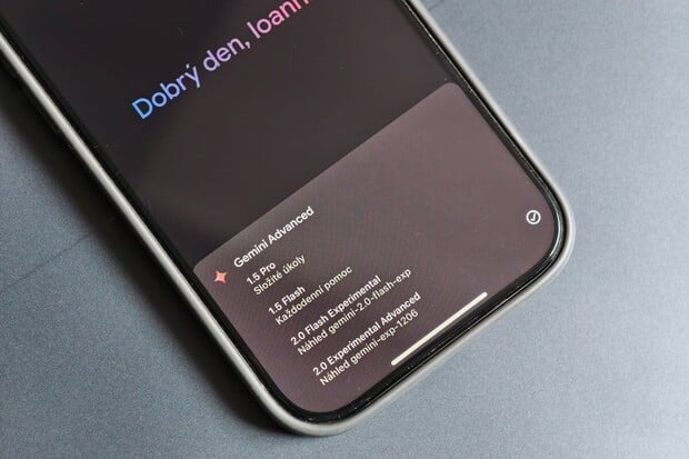 Mobilní aplikace Gemini dostala vylepšení a je „mazanější“ než kdy dřív