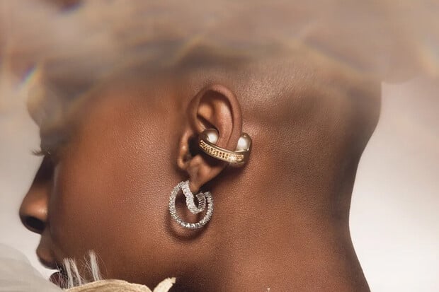 Motorola Moto Buds Loop jsou netradiční sluchátka s krystaly