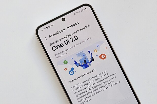 Samsung nabírá rychlost. Android 15 dnes dorazil na Galaxy S24 FE