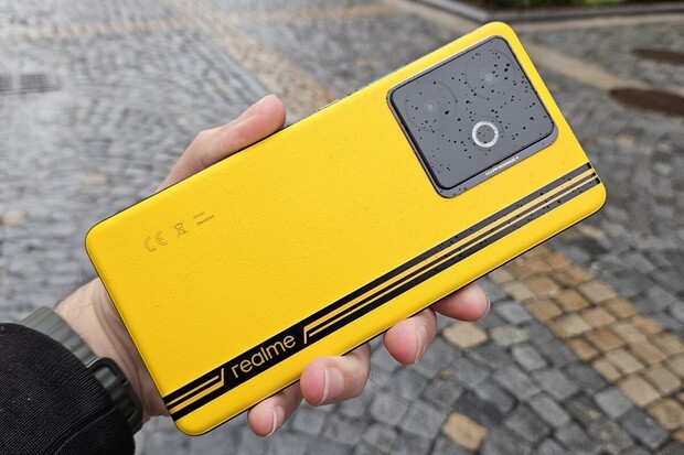 Závodní barvy mu seknou. Umí i fotit? Testujeme nové Realme GT 7T