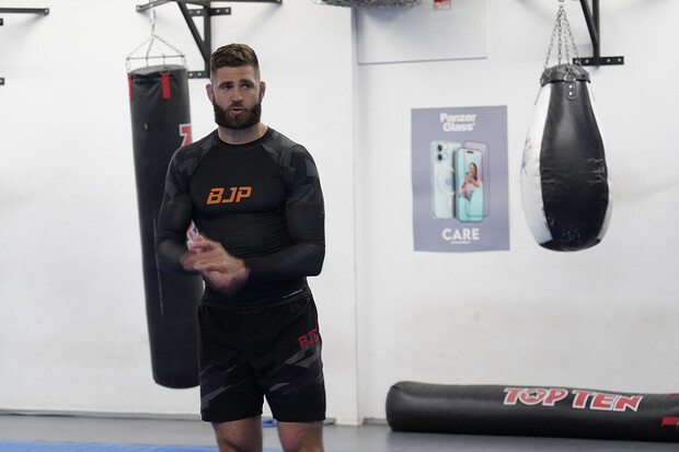 Odolnému sklu PanzerGlass Ceramic důvěřuje i český MMA bojovník Jiří Procházka