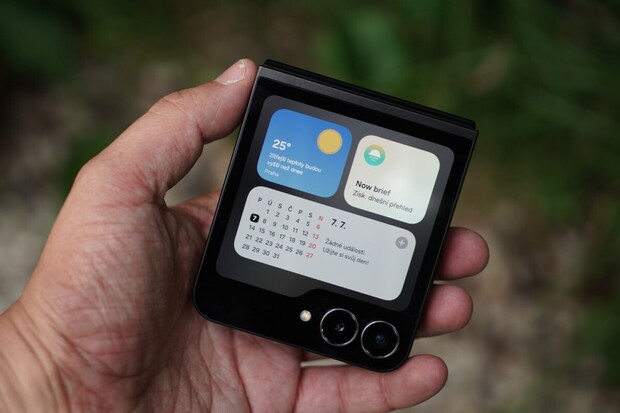 Chcete ho? Galaxy Z Flip7 FE recykluje loňskou skládačku, ale odpovídá tomu i cena?