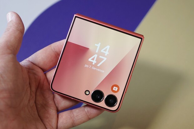 Které véčko vybrat? Nový Samsung Galaxy Z Flip7, nebo Motorolu Razr 60 Ultra?