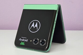 Jedna z nejlevnějších skládaček v redakci. Rozbalujeme Motorolu Razr 60