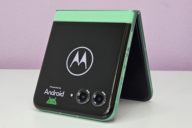 Jedna z nejlevnějších skládaček v redakci. Rozbalujeme Motorolu Razr 60