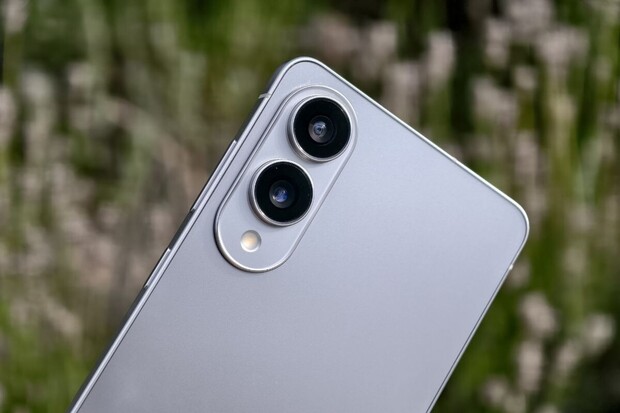 Pohřeb se nekoná. Galaxy S26 Edge prý žije