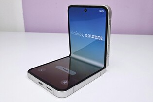 Samsung Galaxy Z Flip7 FE v redakci. Liší se vůbec nějak od loňského Flipu6?