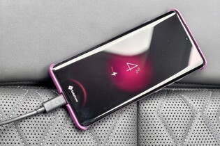 Jak rychle se nabije 6 000mAh Motorola Edge 60 Pro 125W adaptérem téže značky?