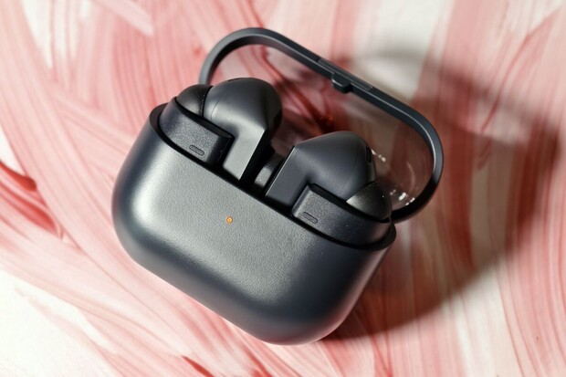 Že nevěříte? Galaxy Buds3 FE jsou v mnoha ohledech „jen“ levnější Buds3 Pro