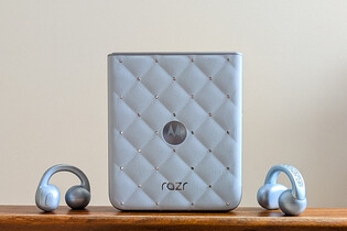 Tohle své drahé polovičce raději neukazujte: Razr 60 v edici Swarovski míří do ČR