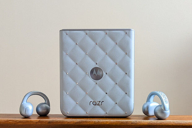 Tohle své drahé polovičce raději neukazujte: Razr 60 v edici Swarovski míří do ČR