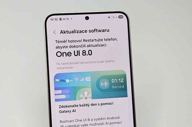 Samsung začíná aktualizovat. Android 16 a One UI 8.0 zamířil na řadu Galaxy S25