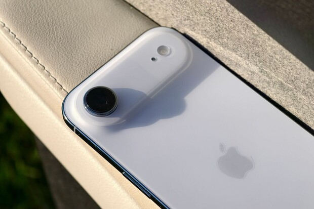 Neúspěch iPhonu Air brzdí příval dalších tenkých telefonů 