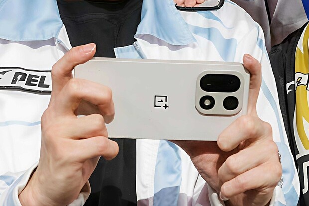 OnePlus 15 nabídne velkorysou baterii i velmi rychlé nabíjení