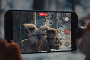Podívejte se na vánoční reklamu Applu, která zahřeje u srdce