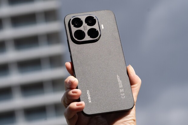 Konec roku srazil ceny telefonů. Ve výprodeji je Samsung, Xiaomi a dokonce iPhone Air