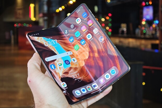 Bude mít Samsung problém? Přichází skládačka Motorola Razr Fold