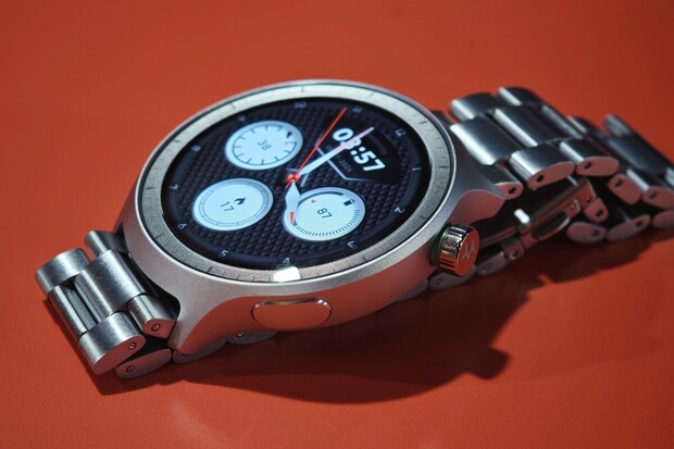 Motorola Moto Watch jsou sportovně elegantní hodinky s dlouhou výdrží